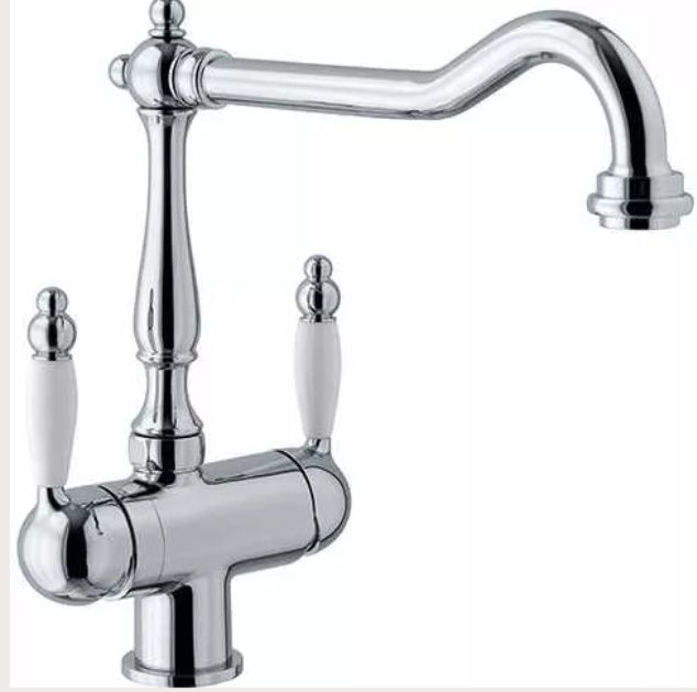 Кухонний змішувач з підключенням до фільтра для води.