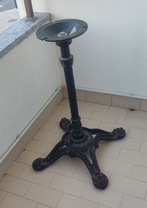 Pé de mesa em ferro fundido
