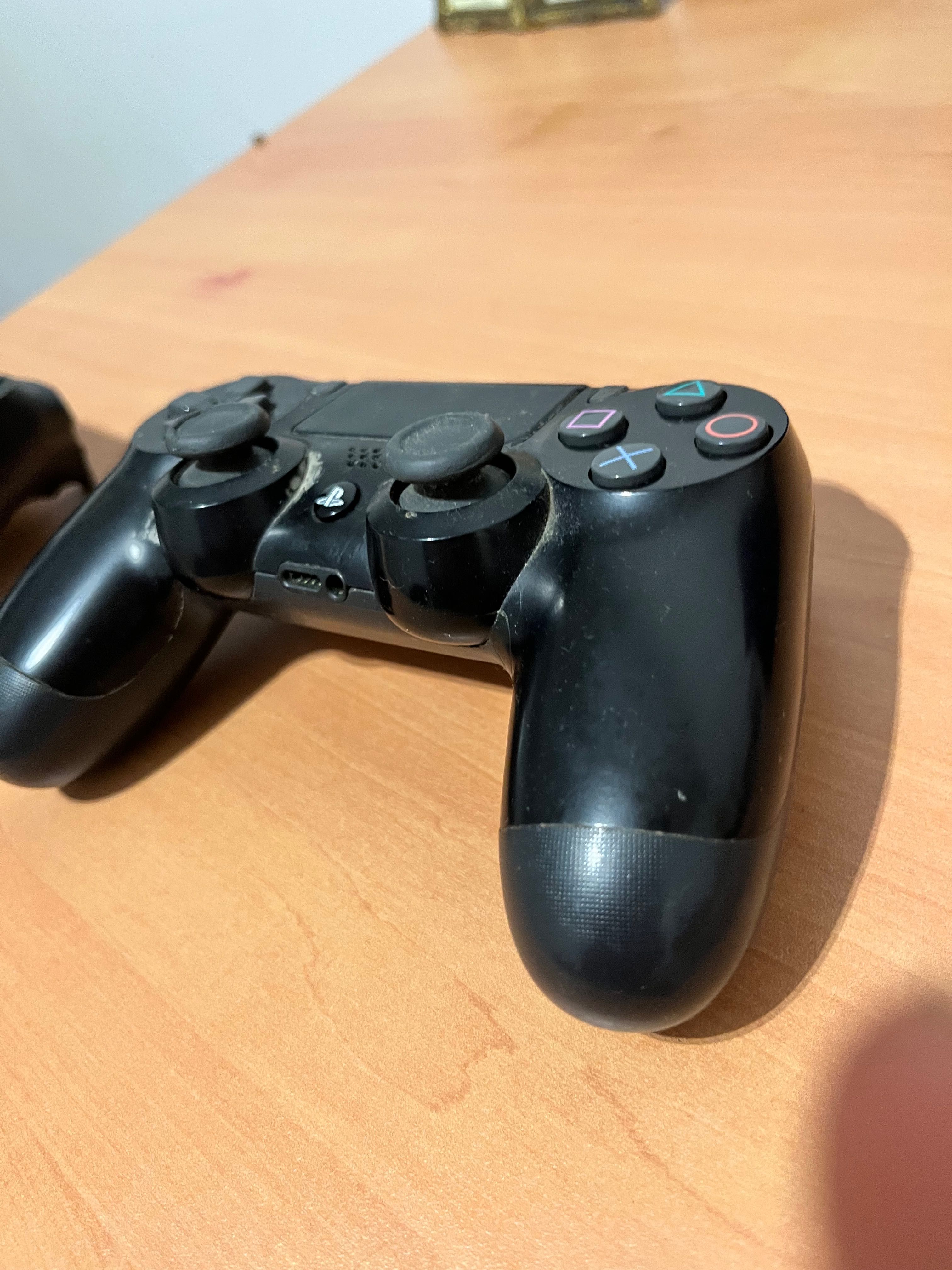 PS4 Slim com poucas marcas de uso e mais controles e cabos