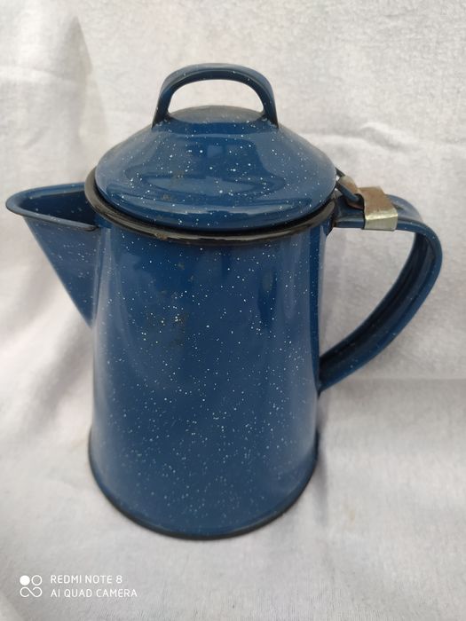 Pequena cafeteria em esmalte em estado novo