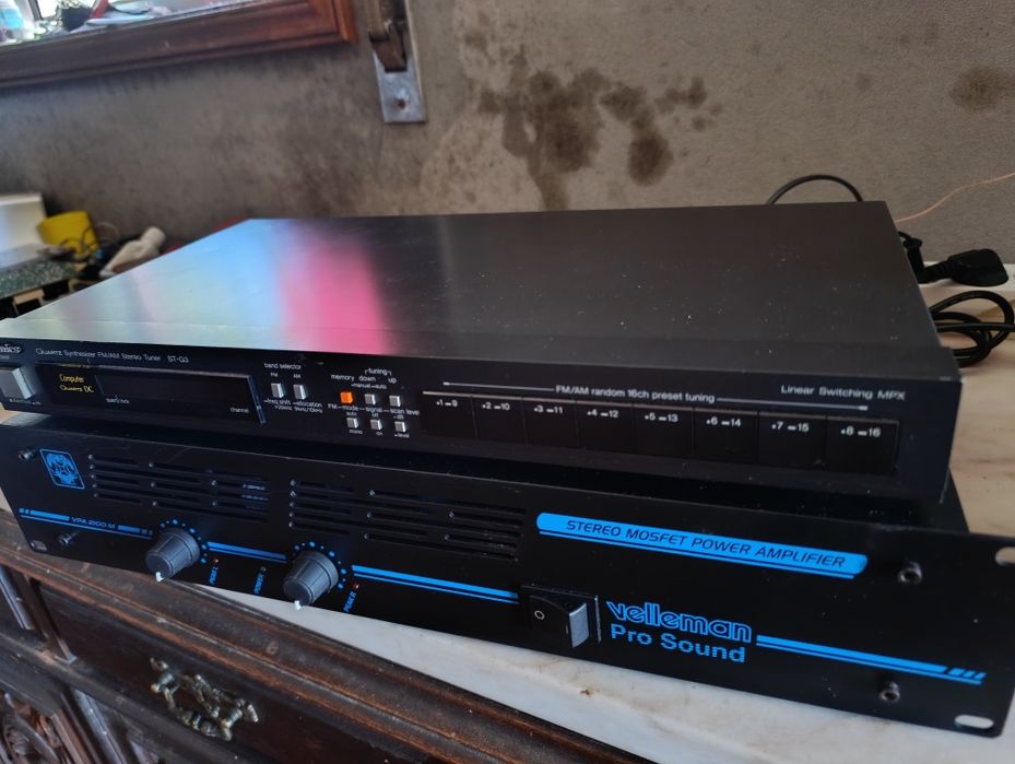 Amplificador profissional de 200 W de potência.bem estimado e a funcio