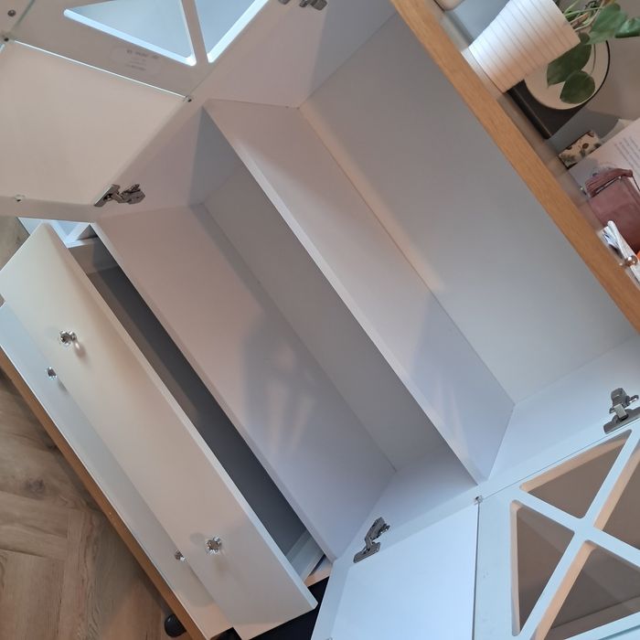 Komoda biała z elementami drewnopodobnymi