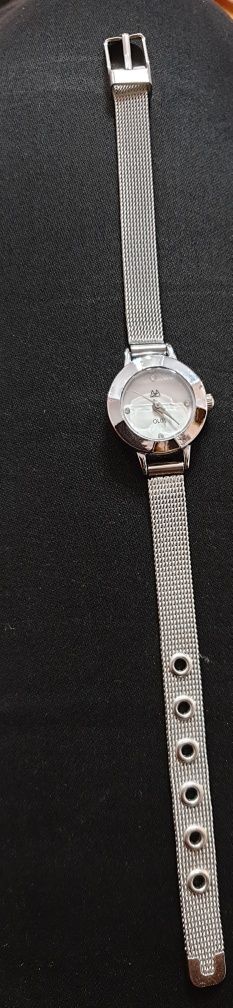 Zegarek damski modny w kolorze srebrnym