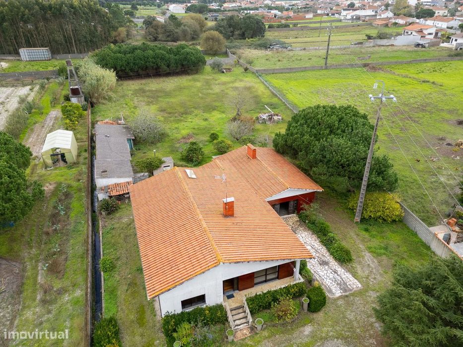 Moradia individual T3 Inserida em 5000 metros de terreno na Moita Mari