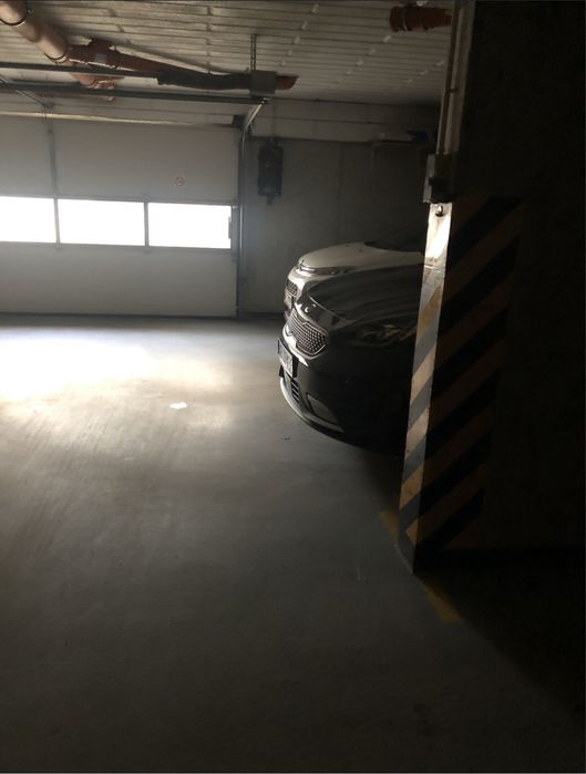 Miejsce postojowe w hali garażowej z przynależnym boxem