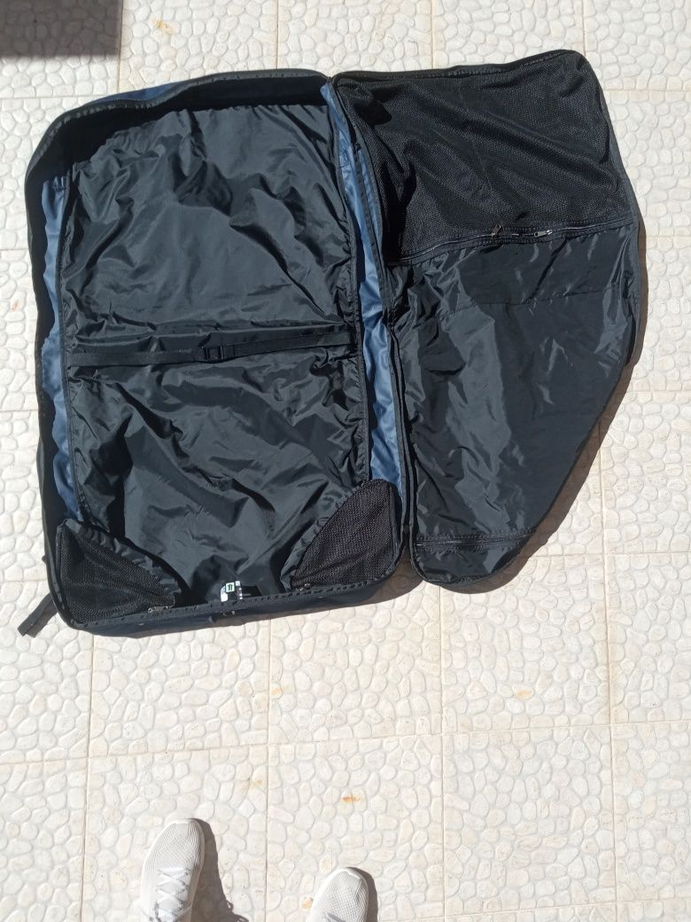 Vendo porta fatos da Nike nunca usado.