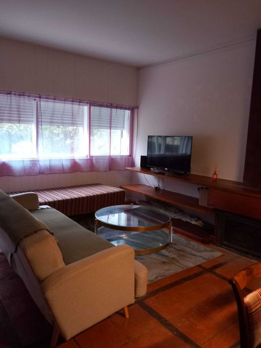 Quarto em apartamento para arrendar a estudante.