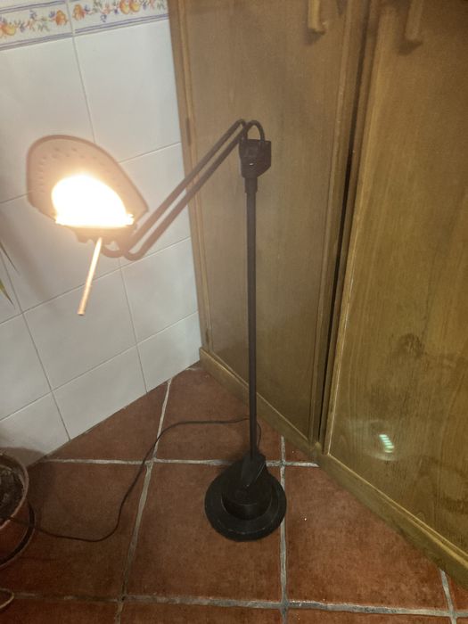 Candeeiro de pé alto com várias posições em bom estado