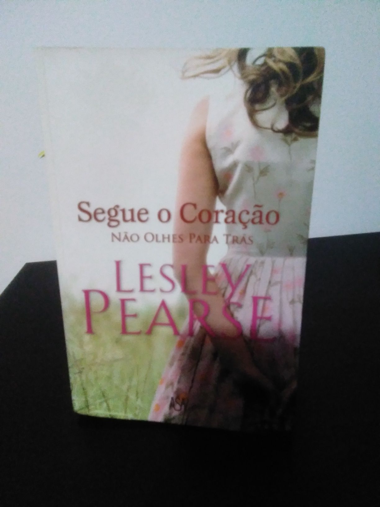 Livro de romance Lesley Pearse