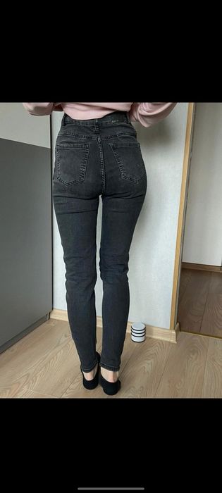 Ciemno szare jeansy Reserved