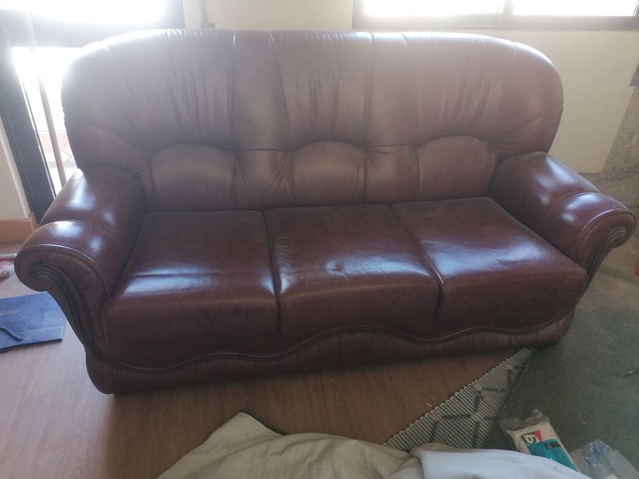 Sofá em pele genuína castanha.