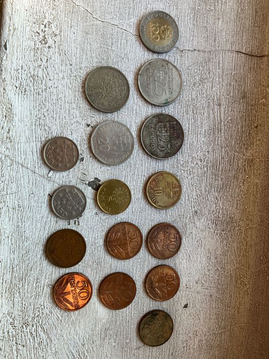 Várias moedas escudos