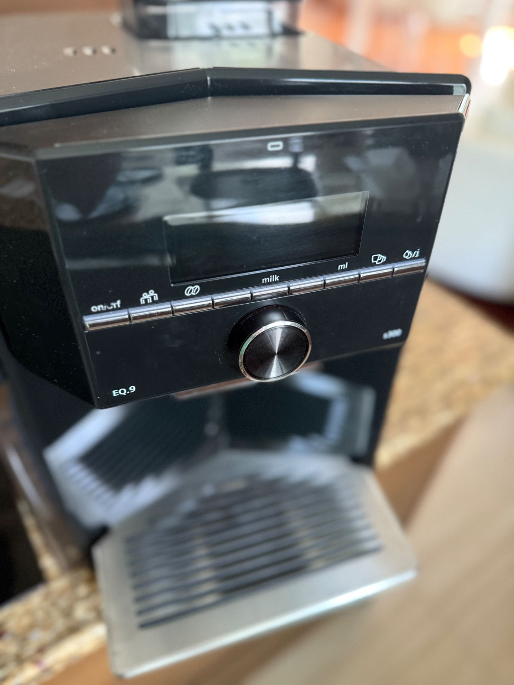 Siemens EQ.9 s300 W pełni automatyczny i sprawny ekspres do kawy