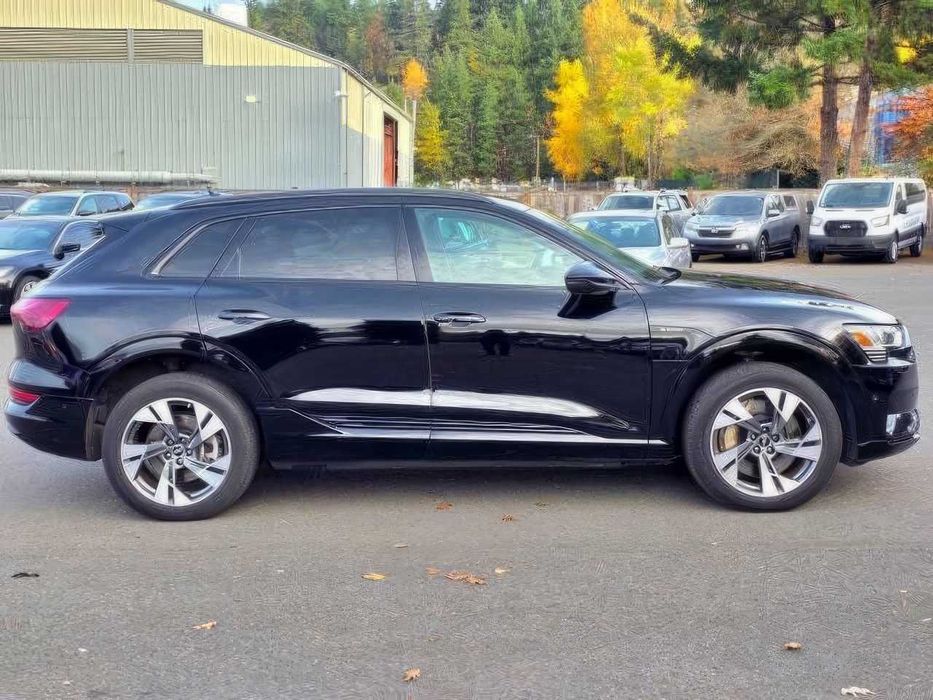 Audi e-tron      2022