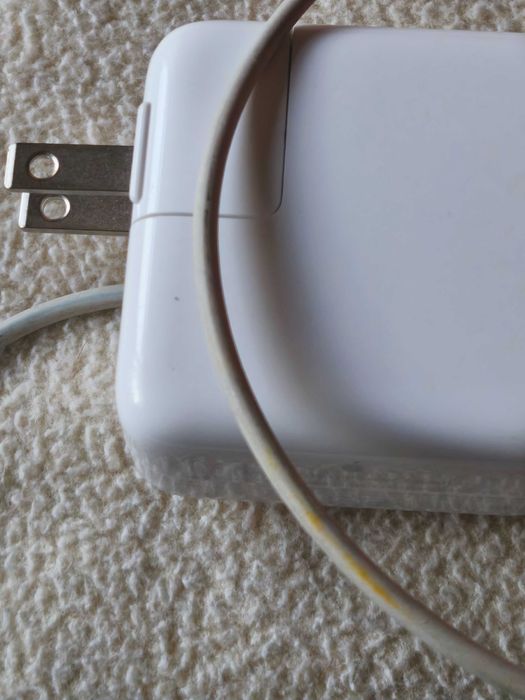 Carregador de parede USB-C da Apple com 30W de potência.