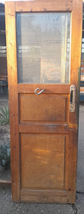 Продам двери с металлическими ручками