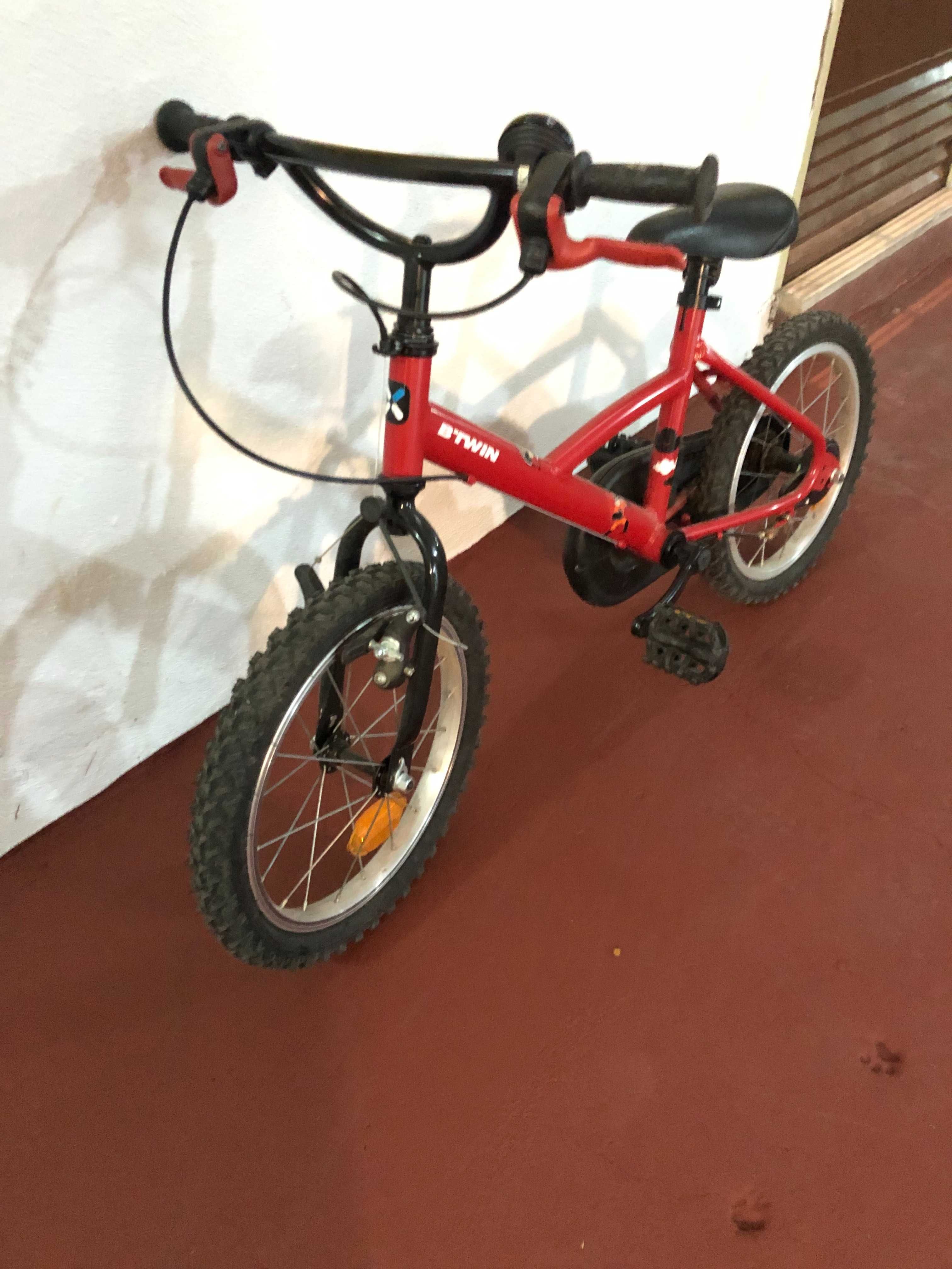 Bicicleta BTWIN roda 16 menino, com rodinhas