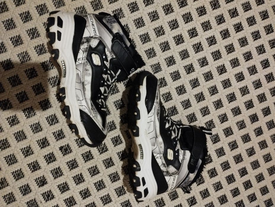 Зимове взуття,підійде дівчинці і хлопчику,колір чорні