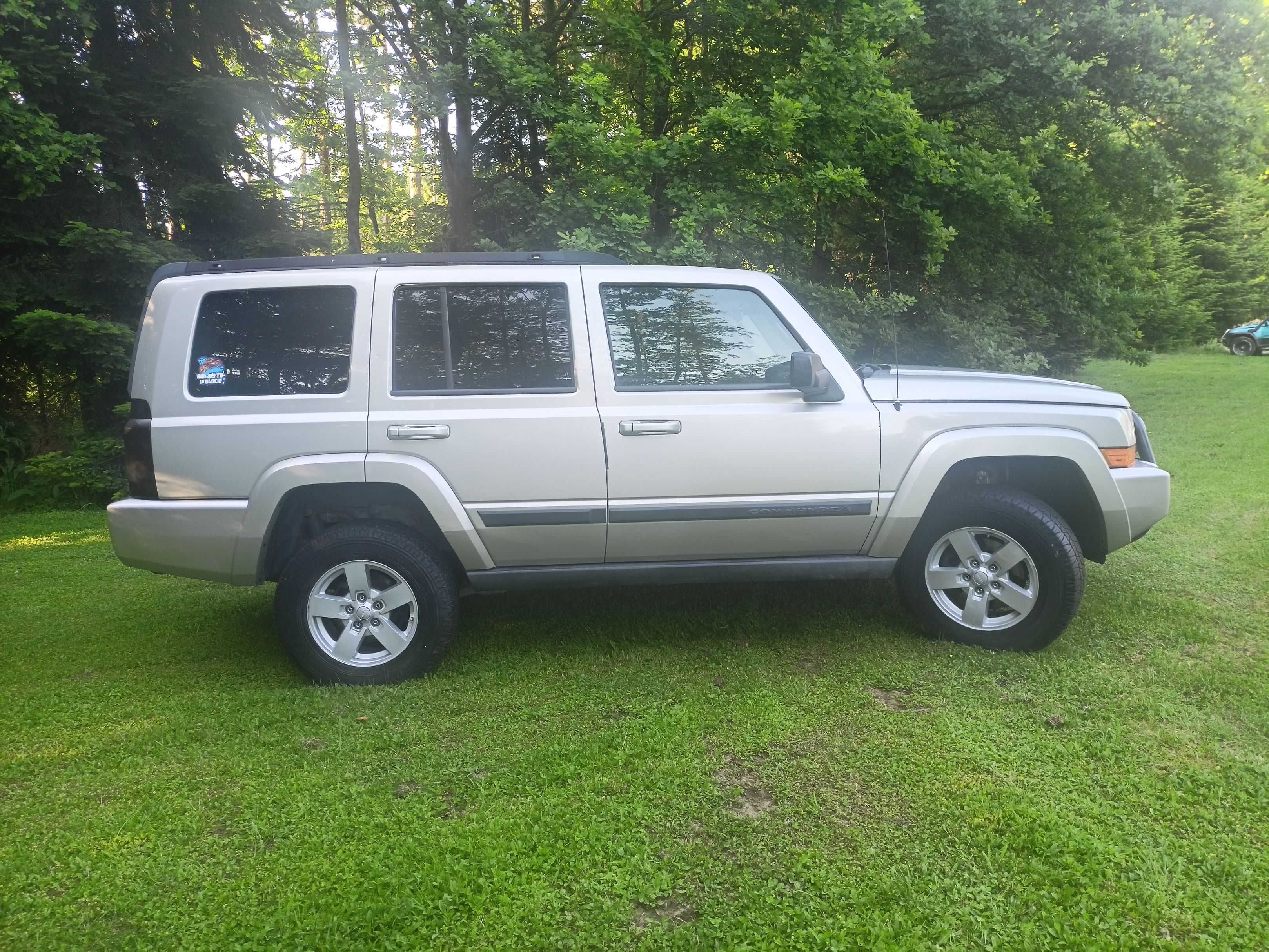 Jeep Commander 4.7 V8 LPG, Automat, 7 osób, 4x4 z reduktorem.
