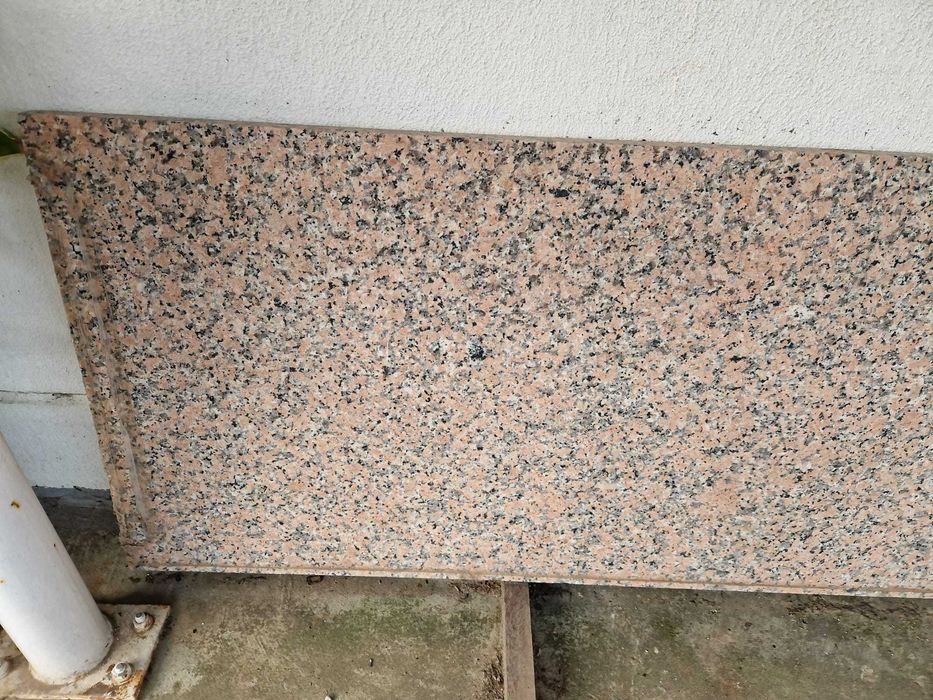 Pedras em granito rosa rectangulares- Loures