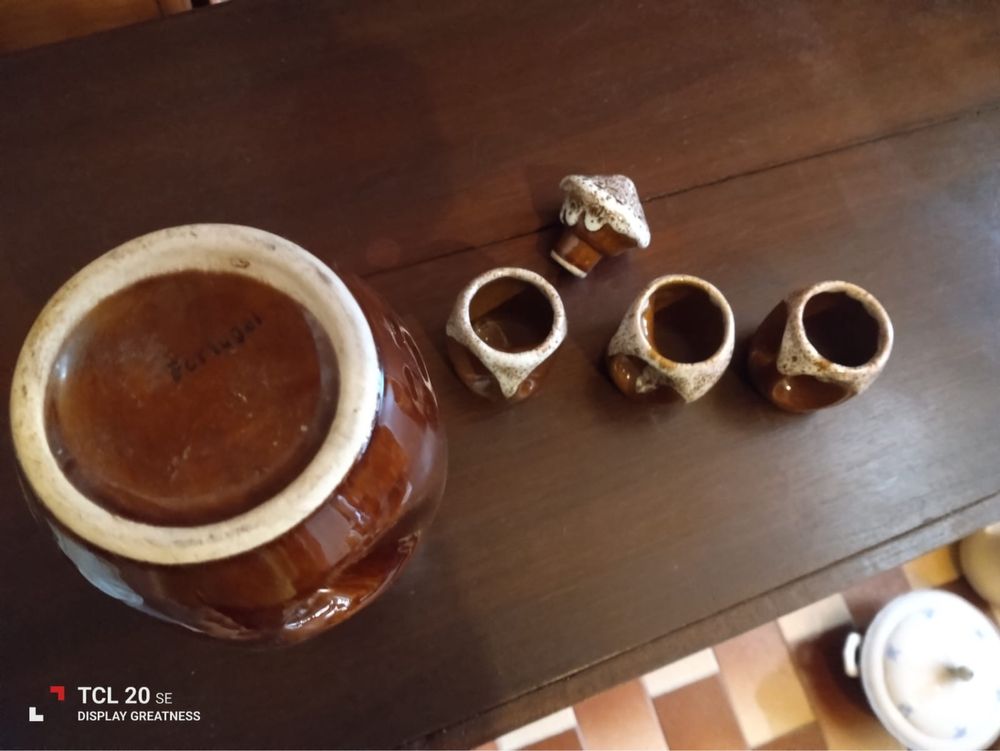 Garrafa com três copos, louça portuguesa