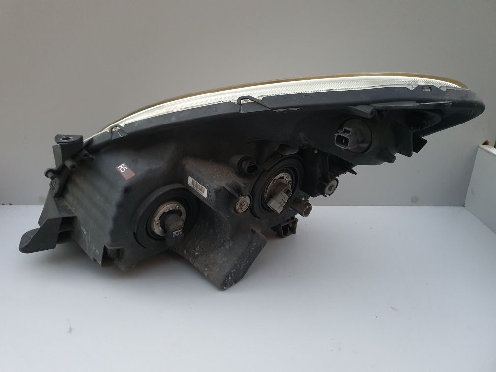 TOYOTA COROLLA VERSO II lampa prawa przednia 04-08