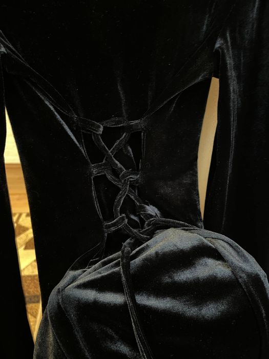 Чорне плаття із шнуровкою на спині