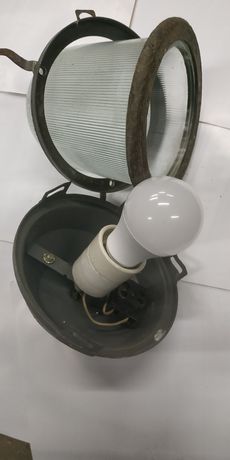 Плафон з енергоощадною лампою