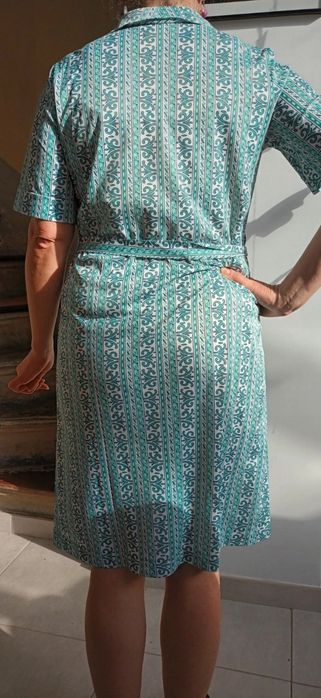 Vestido manga curta com padrão floral