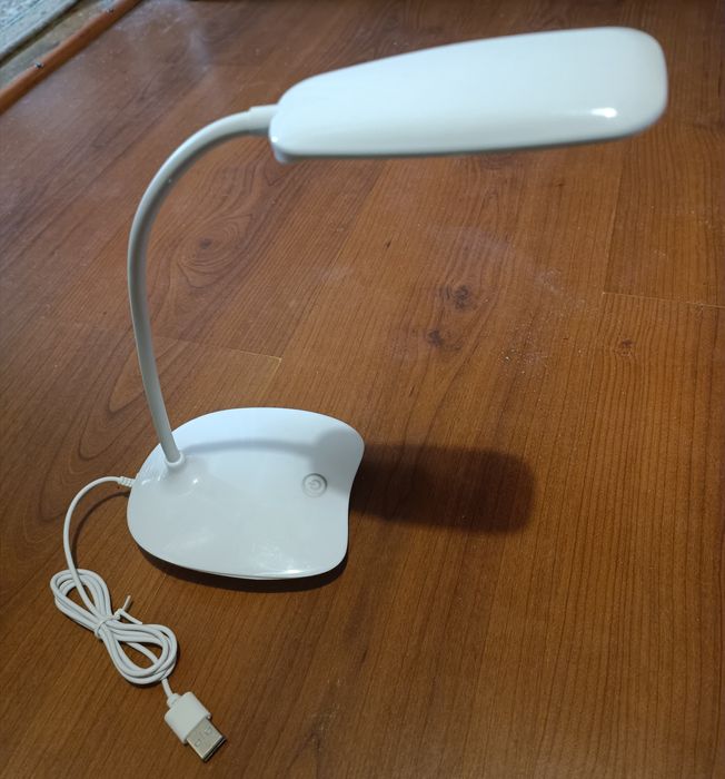 Настільна LED лампа з живленням від USB