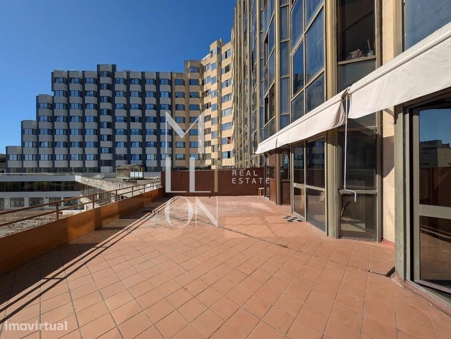 Apartamento T1+1 com garagem fechado e terraço centro Valença.