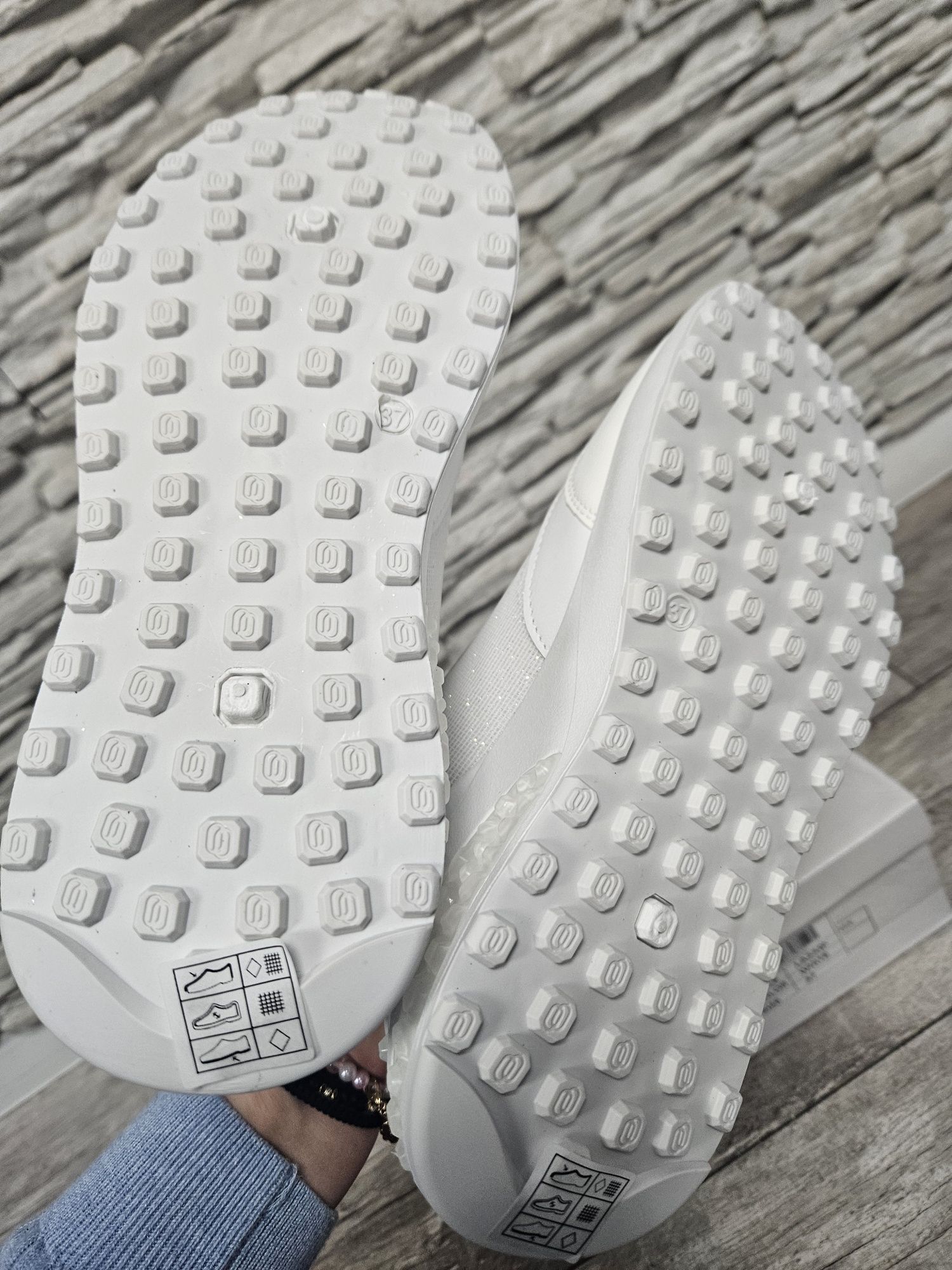 Nowe z pudełkiem przepiękne białe sneakersy z owadem złotym rozmiar  3