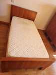 Cama solteiro em madeira cerejeira