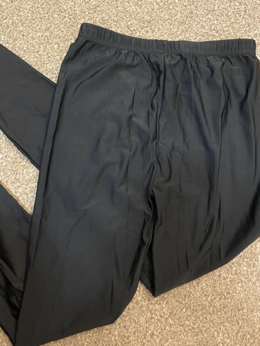 Czarne legginsy z gładkiego materiału