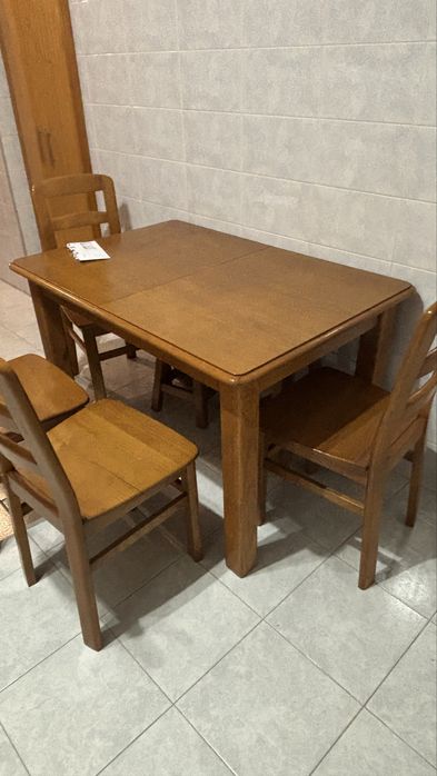 Mesa + 4 cadeiras + 2 bancos em Madeira
