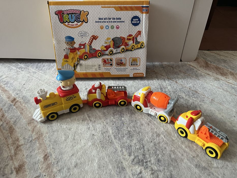 Паравозик,вагони машинки ,музичний.