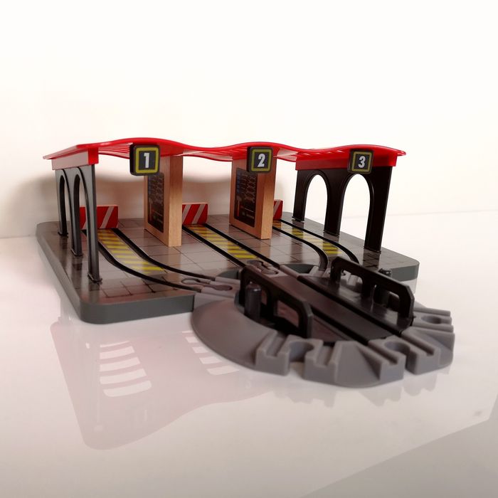 Duża, drewniana parowozownia Playtive z 3 peronami i obrotnicą