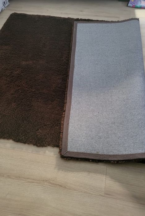 Carpetes castanha e azul
