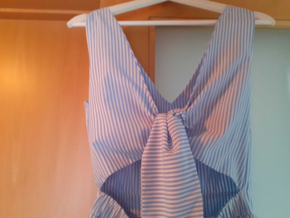 Vestido comprido com riscas.