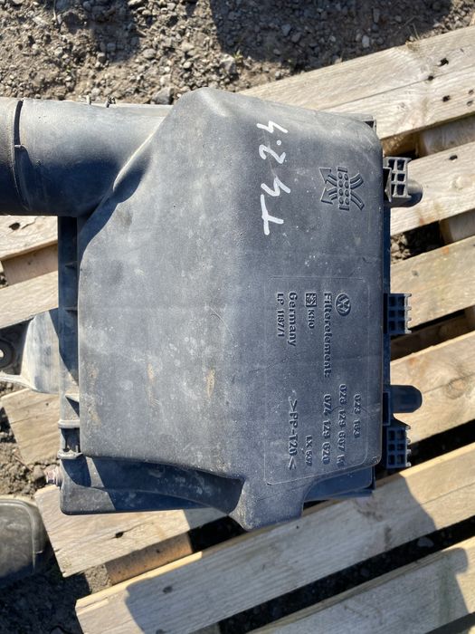 VW Transporter T4  2.4 diesel obudowa filtra powietrza