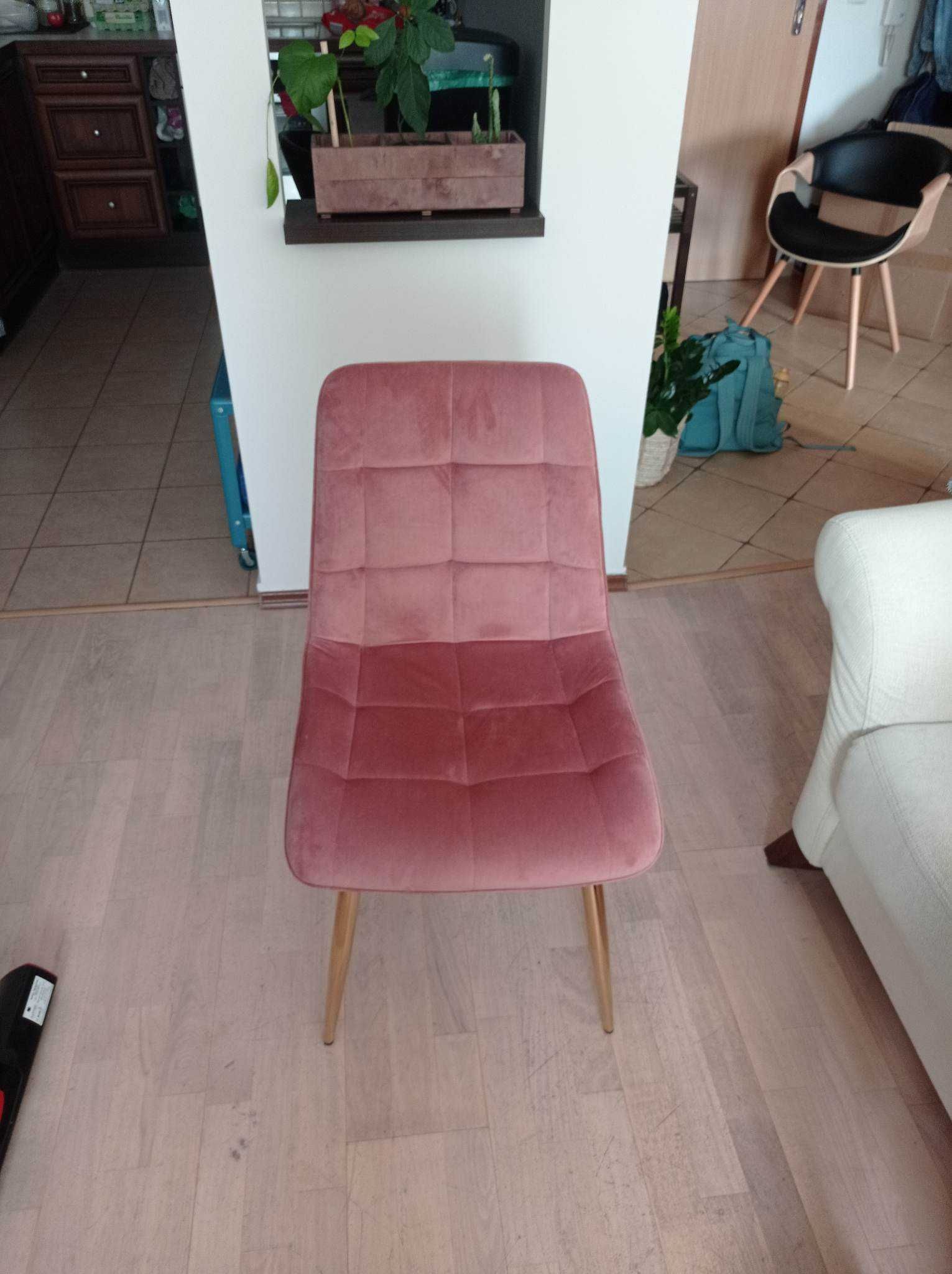 Krzesło tapicerowane różowe na złotych nogach