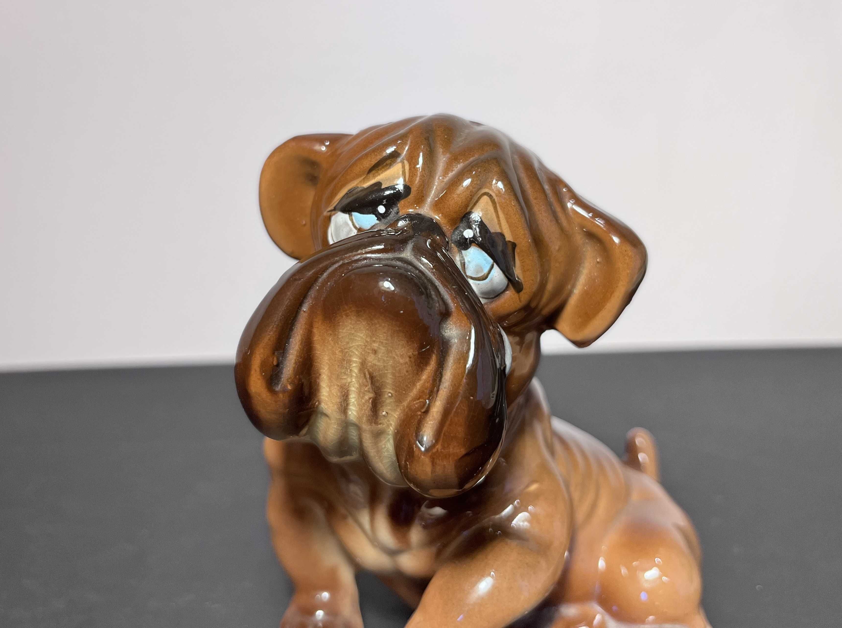 Ceramiczna figurka psa rasy Bokser/ boxer- smutny, płaczący.