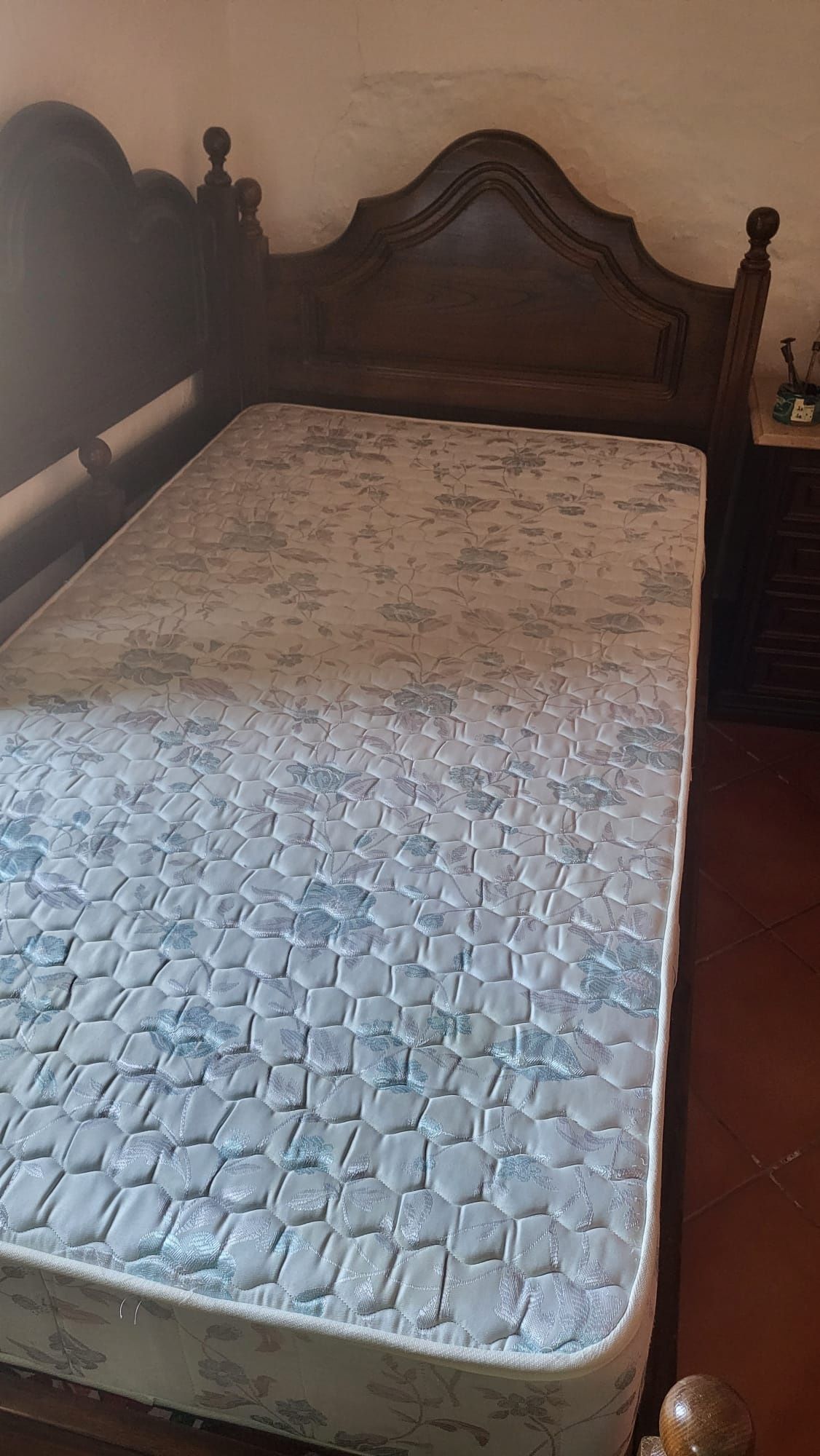 Vendo mobilia de solteiro em mogno