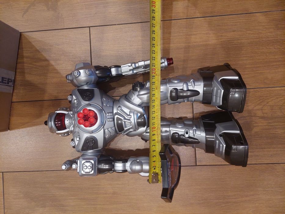 Robot na pilota. Strzela, tańczy, jeździ.