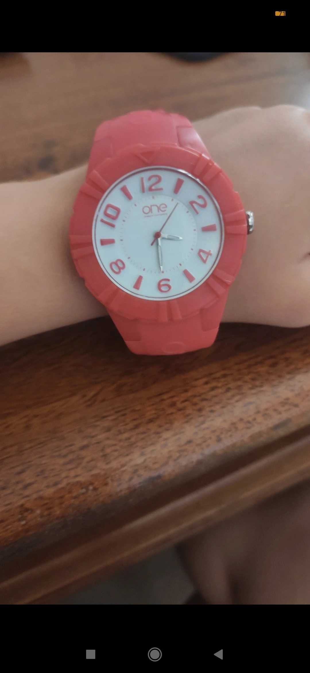 Relógio vermelho One watch company
