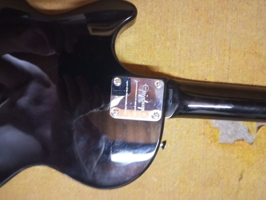 Guitarra elétrica bonita bom som