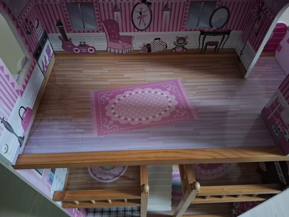 Drewniany domek dla lalek