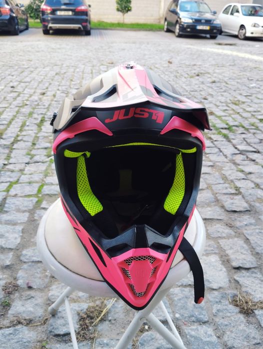 Capacete novo com estilo e seguranca