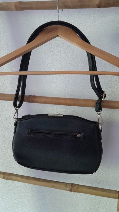 Mala preta e dourada em material sintético