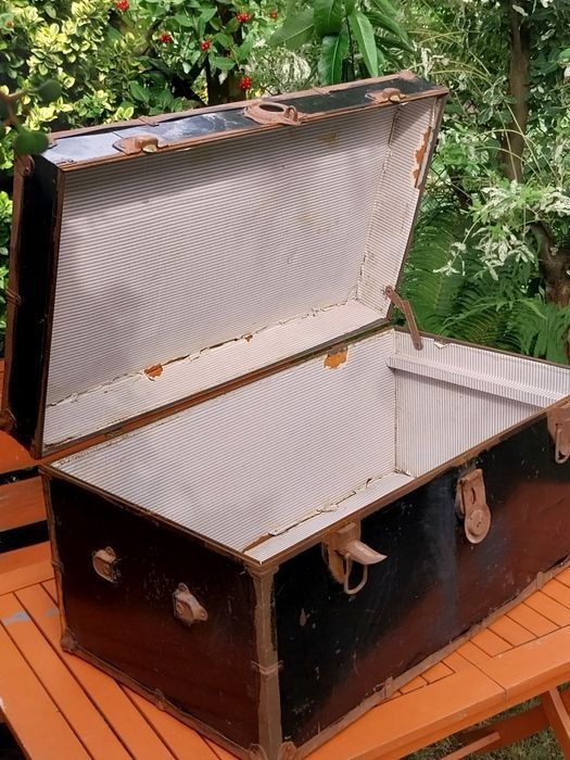 Stary kufer z metalową obudową retro